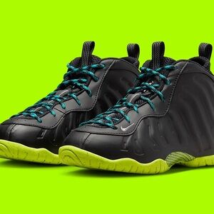 Nike Boys Foamposite Black Volt Size 2Y used condition